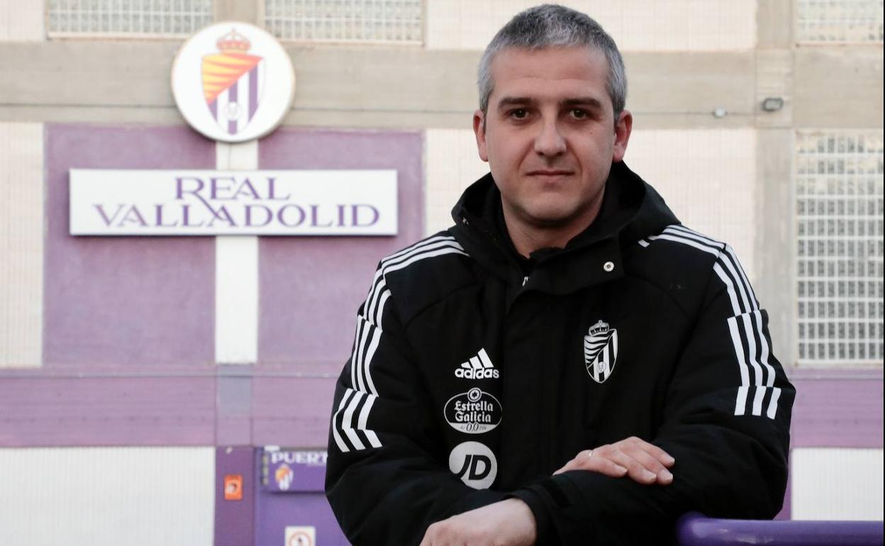 Rubén Beltrán, entrenador del Real Valladolid Simancas, posa en el Estadio José Zorrilla.