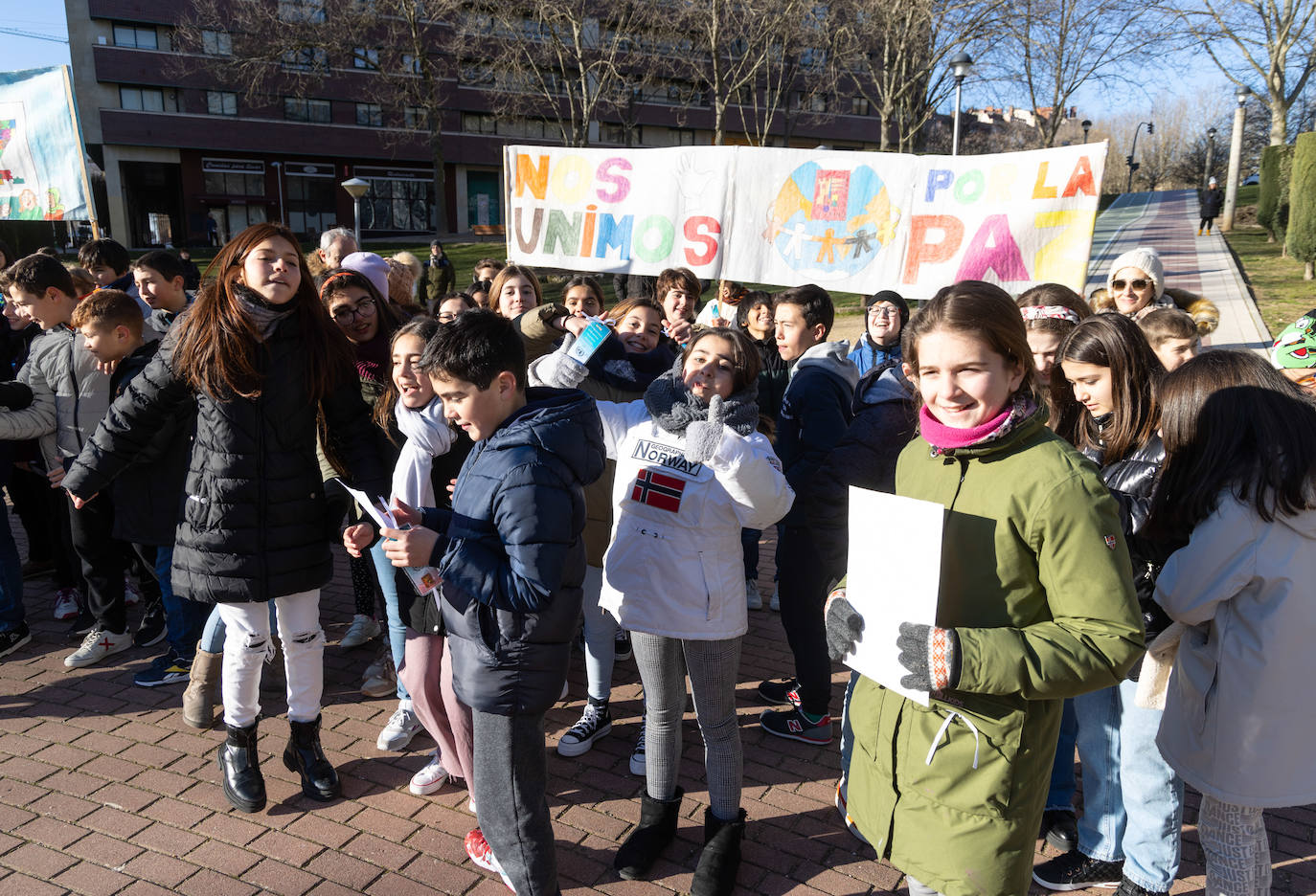 Varios niños y niñas del IES Parquesol sostienen pancartas para conmemorar el Día Mundial de la Paz.