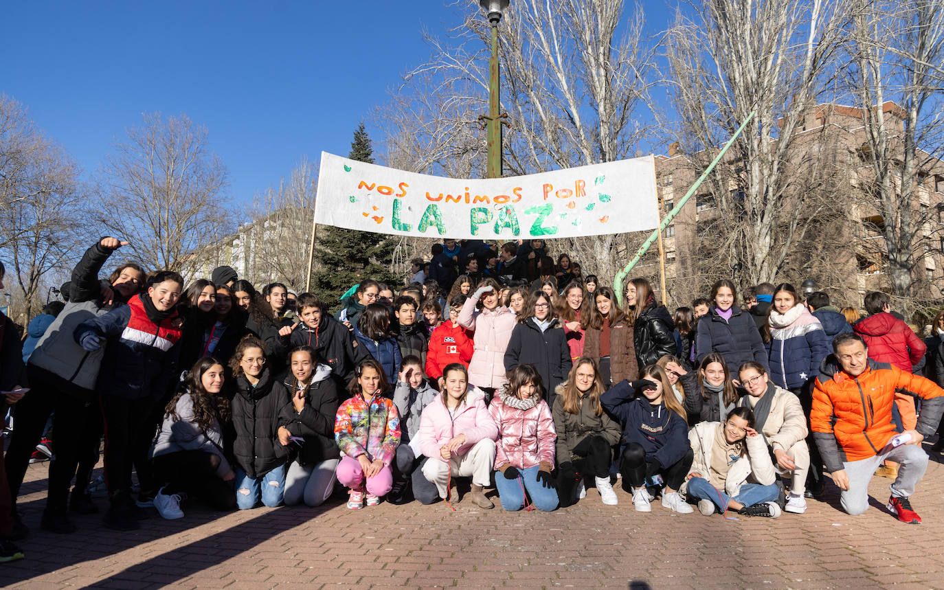 Varios niños y niñas del IES Parquesol sostienen pancartas para conmemorar el Día Mundial de la Paz.