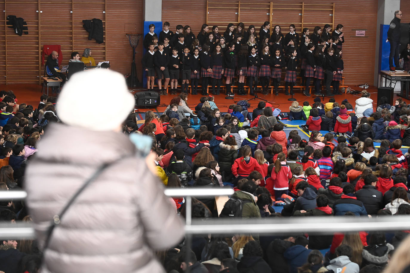 Coro de los alumnos del colegio San José celebra el Día de la Paz.