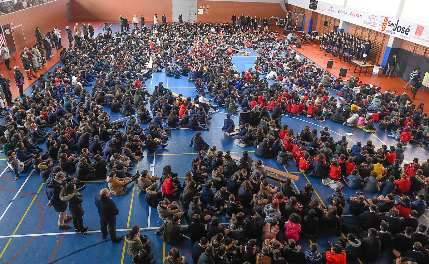 Coro de los alumnos del colegio San José celebra el Día de la Paz.