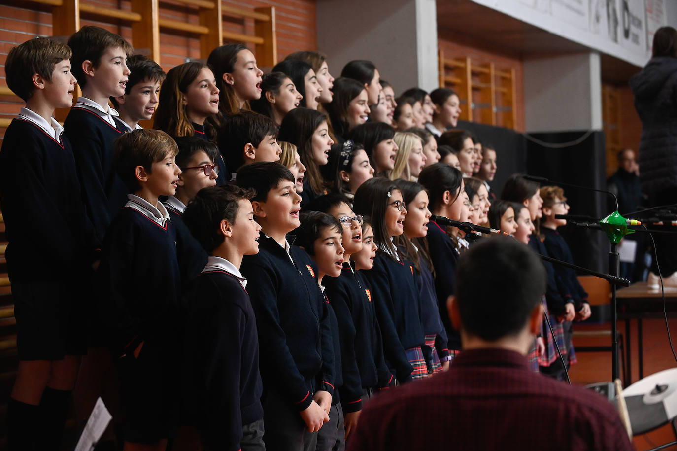 Coro de los alumnos del colegio San José celebra el Día de la Paz.