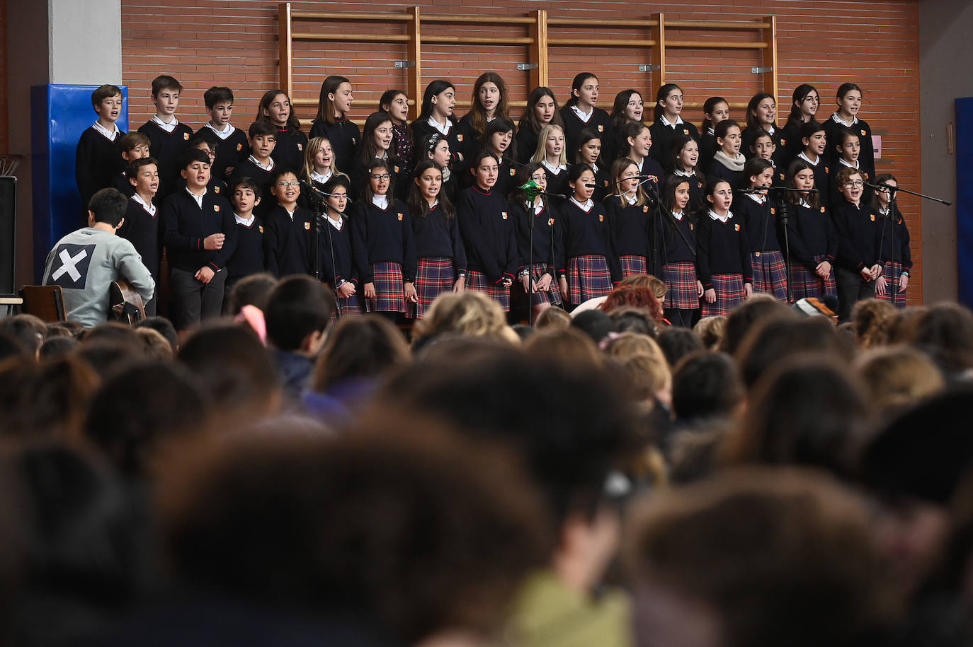 Coro de los alumnos del colegio San José celebra el Día de la Paz.