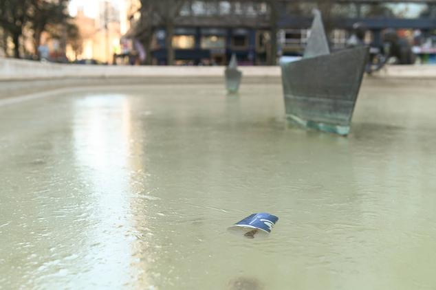 La fuente de la Plaza de Poniente amanece congelada en Valladolid.