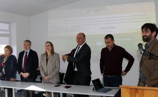 Autoridades y representantes de la empresa ejecutora de la planta de biogás, durante la presentación del proyecto. 