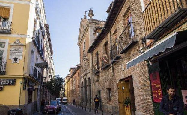 Esquina de las calles Quevedo y Lope de Vega. Góngora vivió en la casa amarilla, frente al convento de las Trinitarias en Madrid.