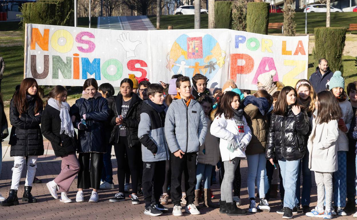 Alumnos de los centro educativos de Parquesol, en el acto del Día de la Paz.