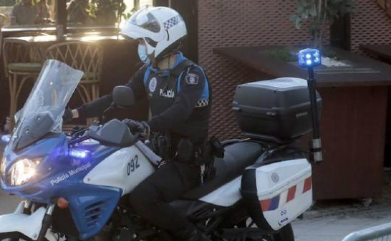 Un agente de la Policía Local patrulla las calles de Valladolid.