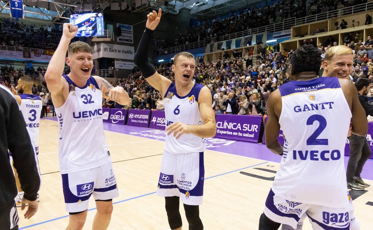 Kuiper y Puidet celebran la victoria ante Palencia en el centro de la pista, junto a Gantt y Kovacevic. 