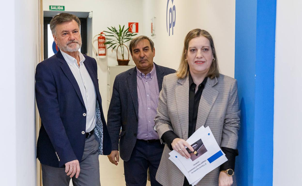 Los procuradores del PP por Segovia, Francisco Vázquez, José Luis Sanz Merino y María Ángeles García. 