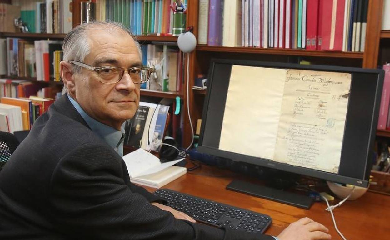 Germán Vega, frente a un ordenador con el manuscrito de Lope digitalizado. 