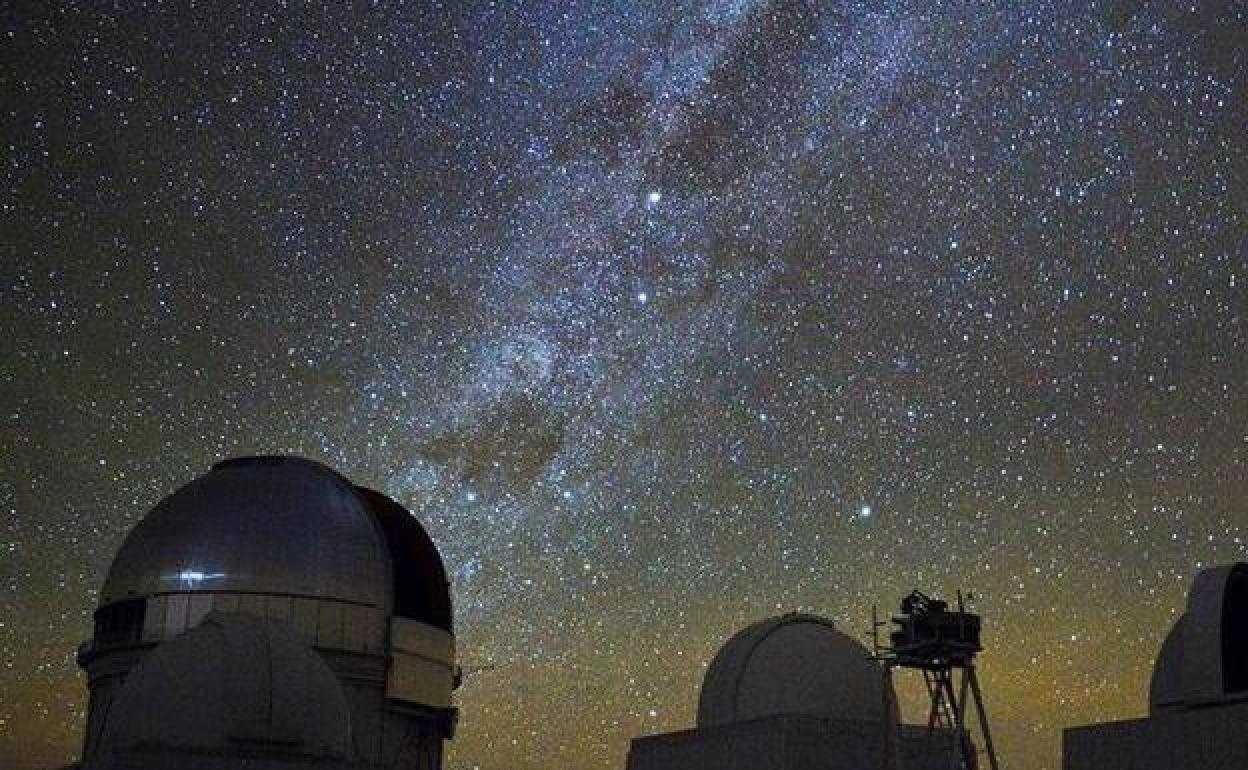 Vista del espacio cerca de la Cámara de Energía Oscura, en Chile.