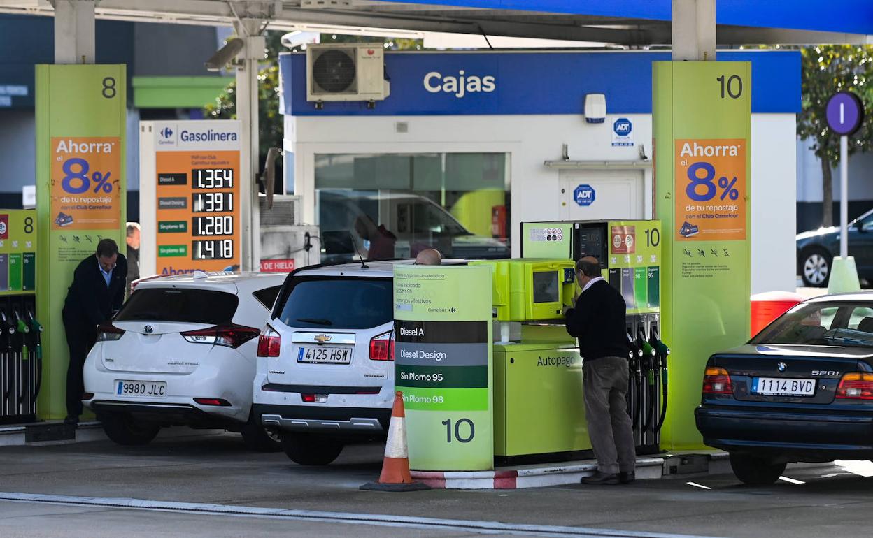 Gasolinera de Valladolid el día del fin del descuento de los carburantes.