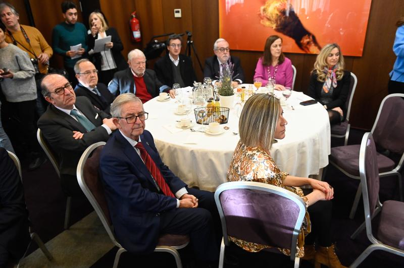 Desde atrás a la derecha, Sol Calderon, Natividad Santiago, Juan Usero, José Luis Lara, Zenón Ridruejo, Arturo Rodríguez, Emilio Martínez, Armando Reinosa, Vicenta Montes.