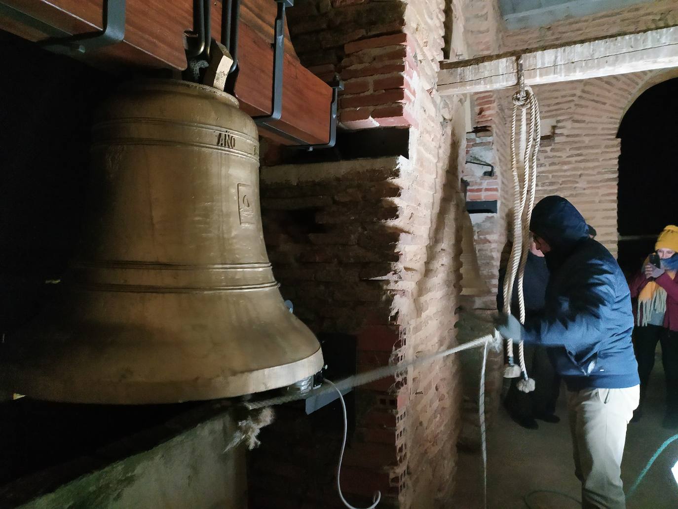 Un vecino de Santa Eufemia del Arroyo haciendo sonar las campanas.
