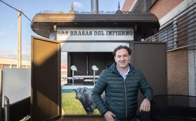 El dueño del bar La Herrería, frente al quiosco que ha reconvertido en barbacoa para su negocio.