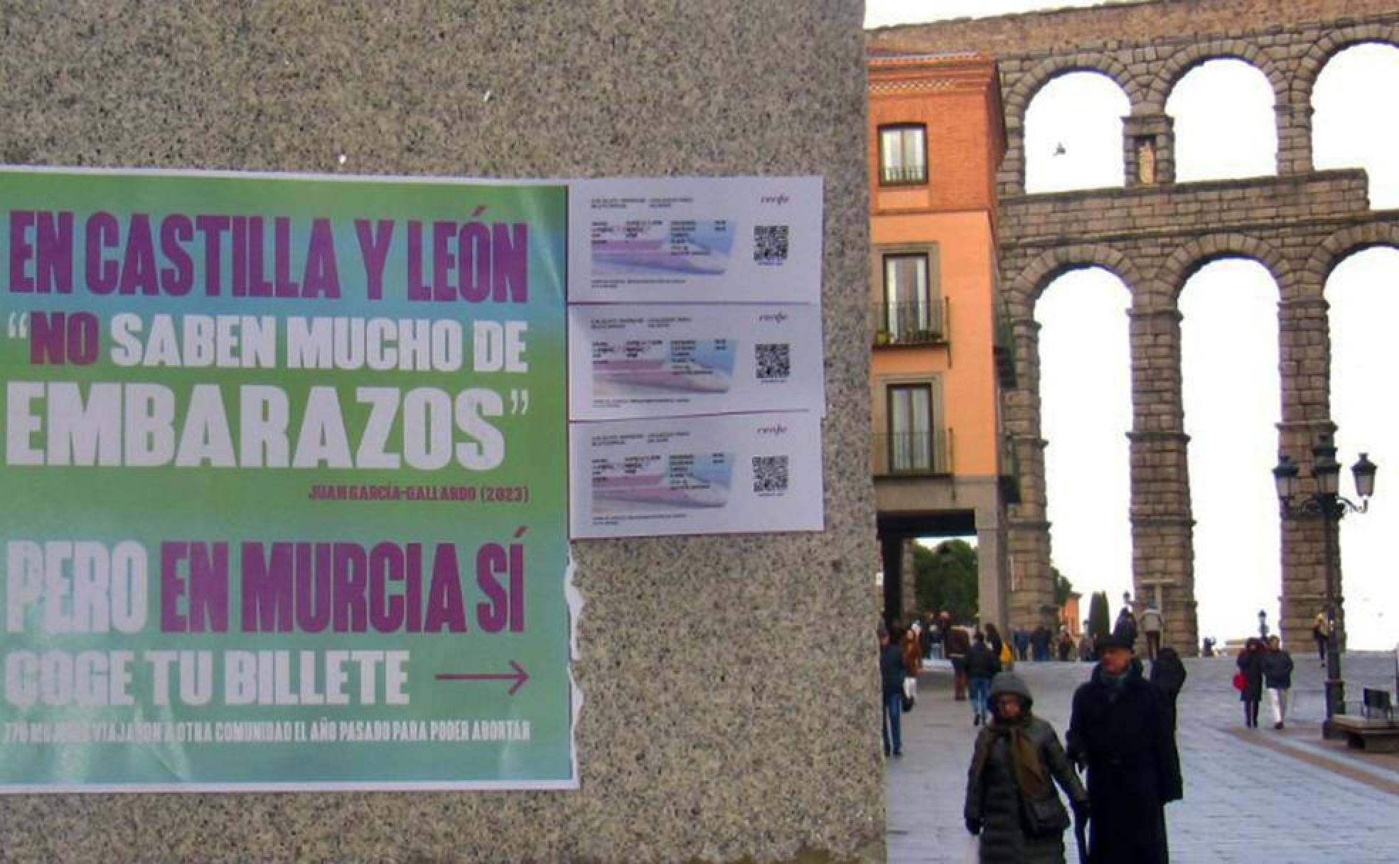 Uno de los carteles sobre la campaña de concienciación del aborto, junto al Acueducto. 