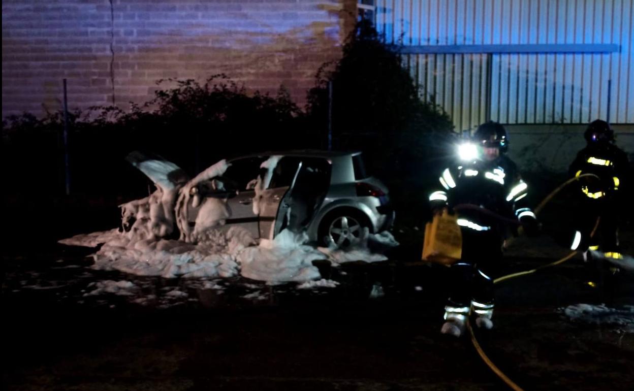 Los Bomberos de la Diputación sofocan este martes el incendio en un coche en Arroyo de la Encomienda.