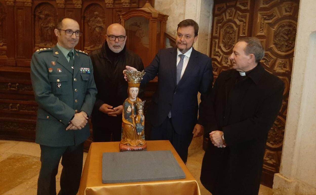 Una de las coronas recuperadas, junto a autoridades y representantes del Obispado de Osma-Soria, este miércoles por la mañana. 