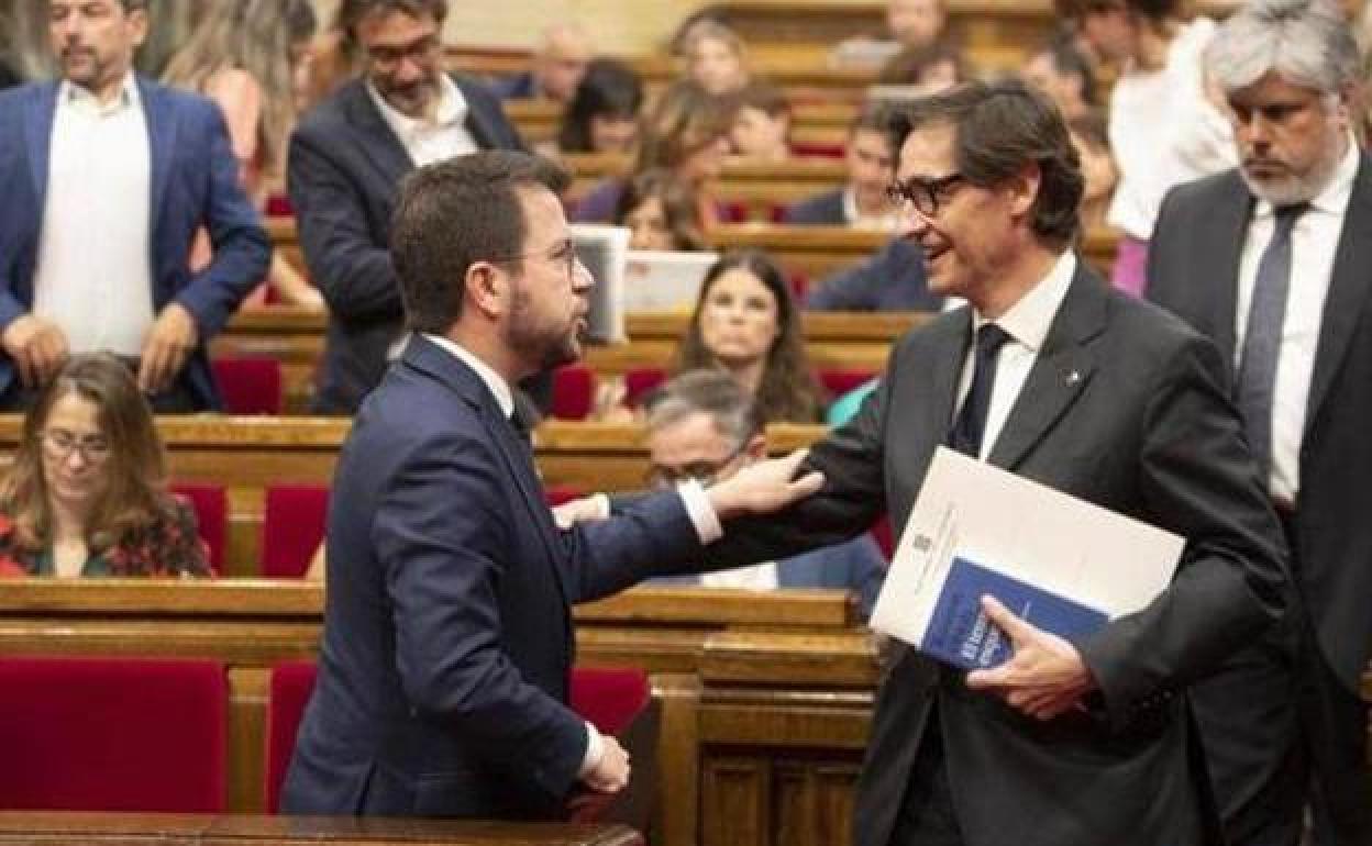 Pere Aragonés y Salvador Illa durante un pleno en el Parlament de Cataluña