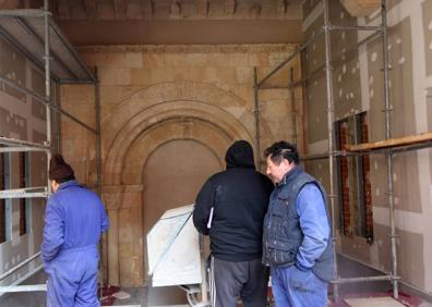 Imagen secundaria 1 - Arriba, salón de grandes dimensiones que alberga un arco. Abajo, obreros junto a la portada románica, desde varias perspectivas. 
