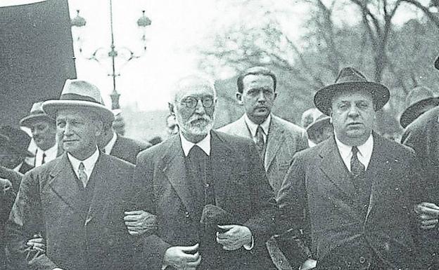 Flanqueado por Largo Caballero e Indalecio Prieto, el Uno de Mayo de 1931. 