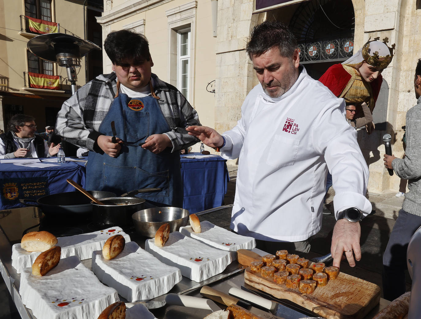 El quemado y despiece del cerdo, la degustación de chichurro y el concurso de cocina en directo de Platos del Cerdo colman de actividades la Plaza Mayor