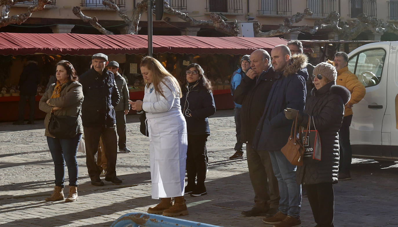 El quemado y despiece del cerdo, la degustación de chichurro y el concurso de cocina en directo de Platos del Cerdo colman de actividades la Plaza Mayor