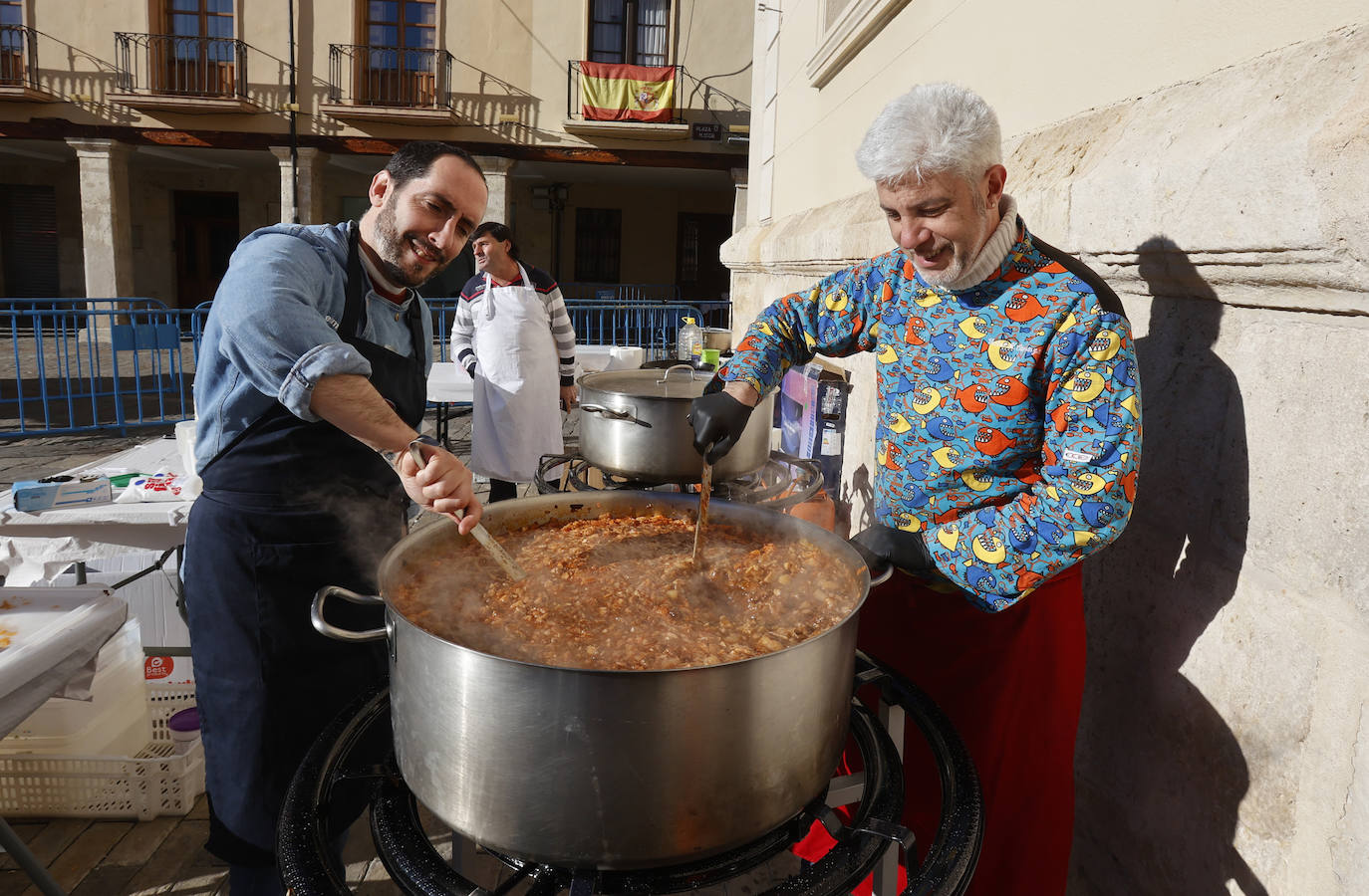 El quemado y despiece del cerdo, la degustación de chichurro y el concurso de cocina en directo de Platos del Cerdo colman de actividades la Plaza Mayor