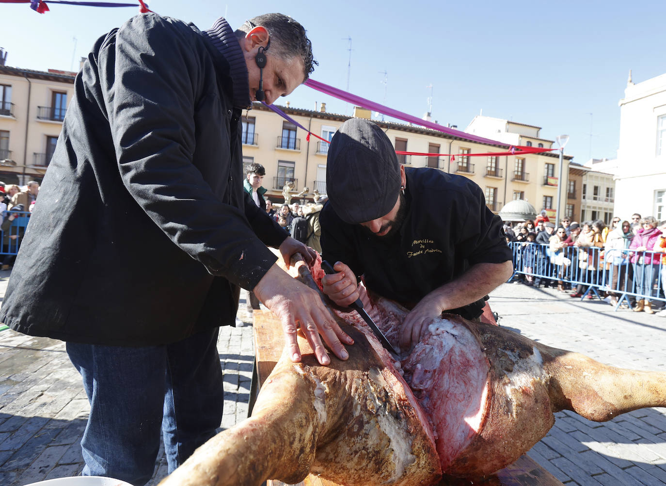 El quemado y despiece del cerdo, la degustación de chichurro y el concurso de cocina en directo de Platos del Cerdo colman de actividades la Plaza Mayor