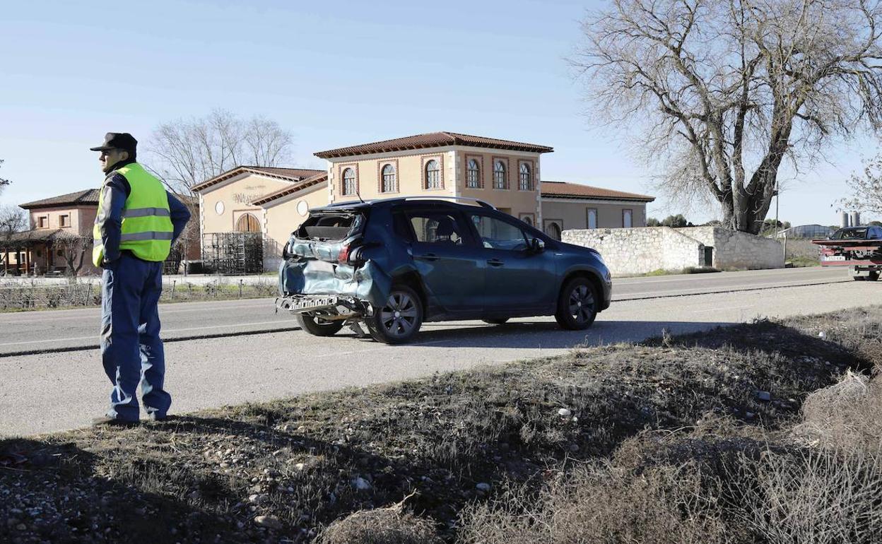 Colisión sin heridos entre un camión y un turismo a la salida de Peñafiel