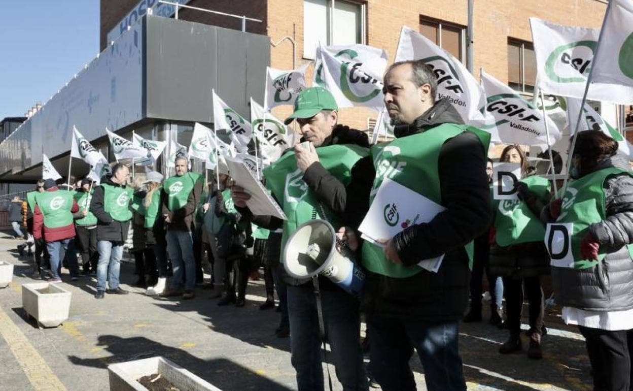 Manifestación de CSIF este jueves por la mañana a las puertas del Hospital Clínico de Valladolid.