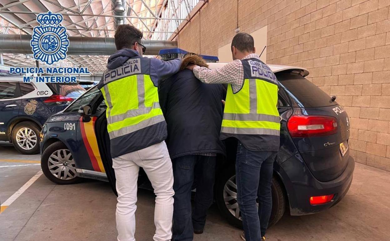 Agentes de la Policía Nacional detienen al supuesto autor de los robos con violencia. 