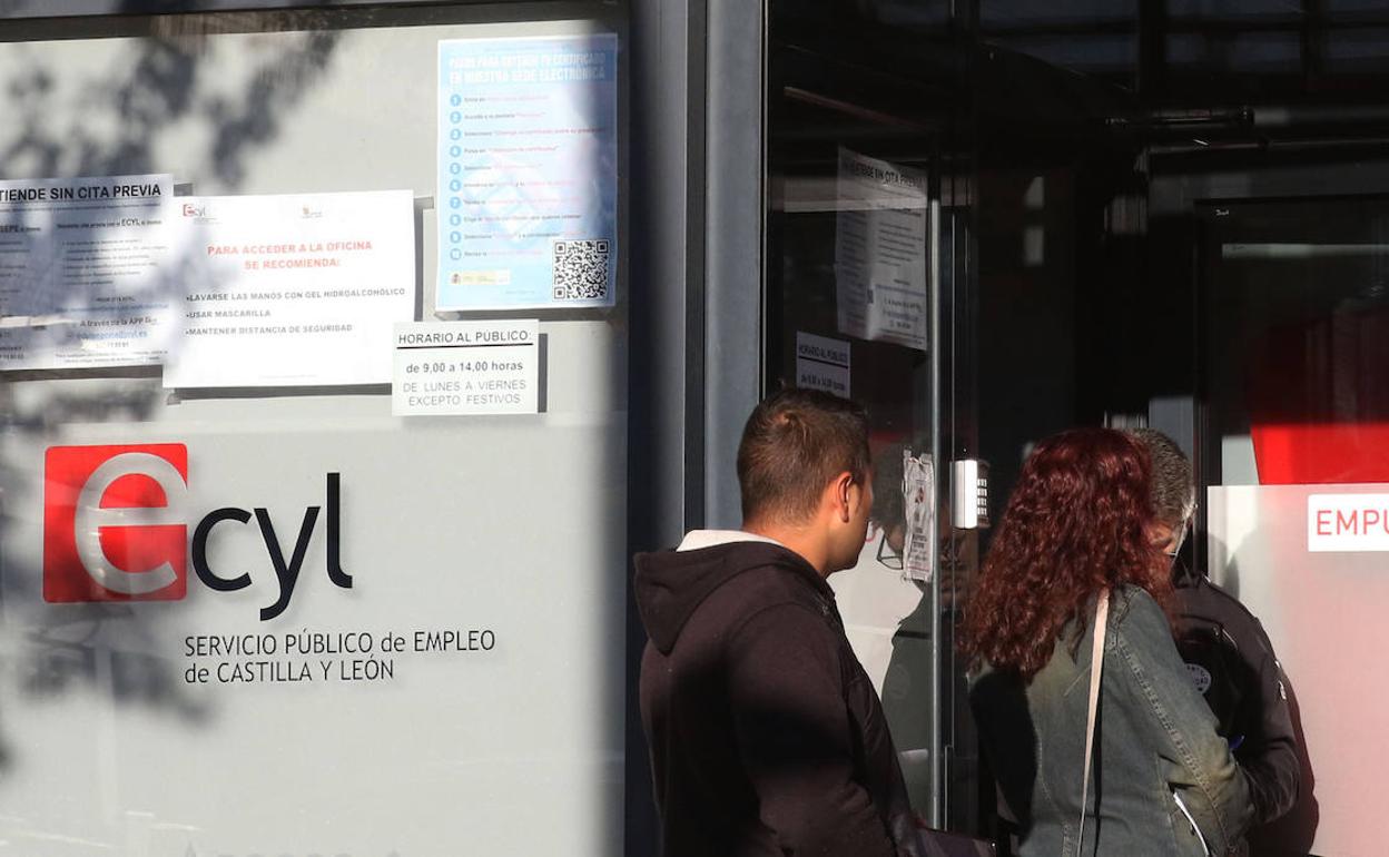 Varias personas esperan en la oficina del Servicio Público de Empleo de Castilla y León en Segovia.