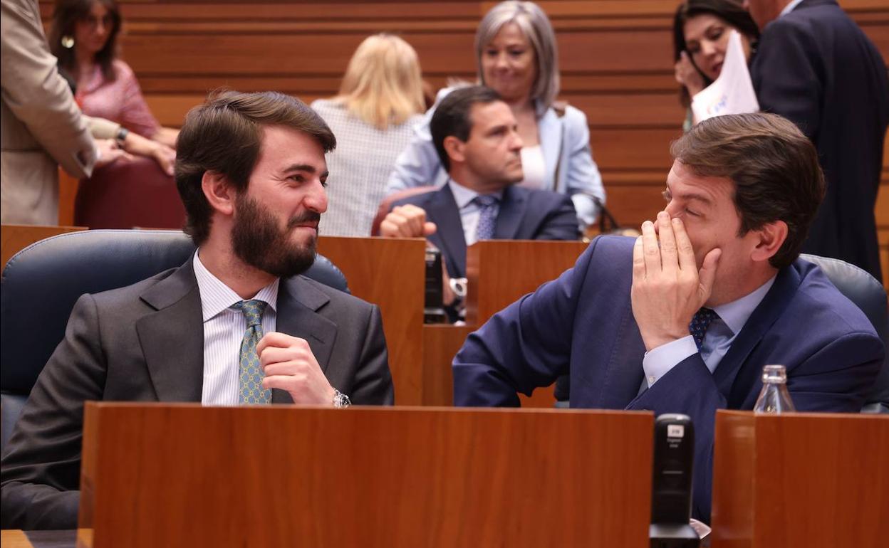 Confidencias entre Gallardo y Mañueco, en un pleno de las Cortes de Castilla y León.