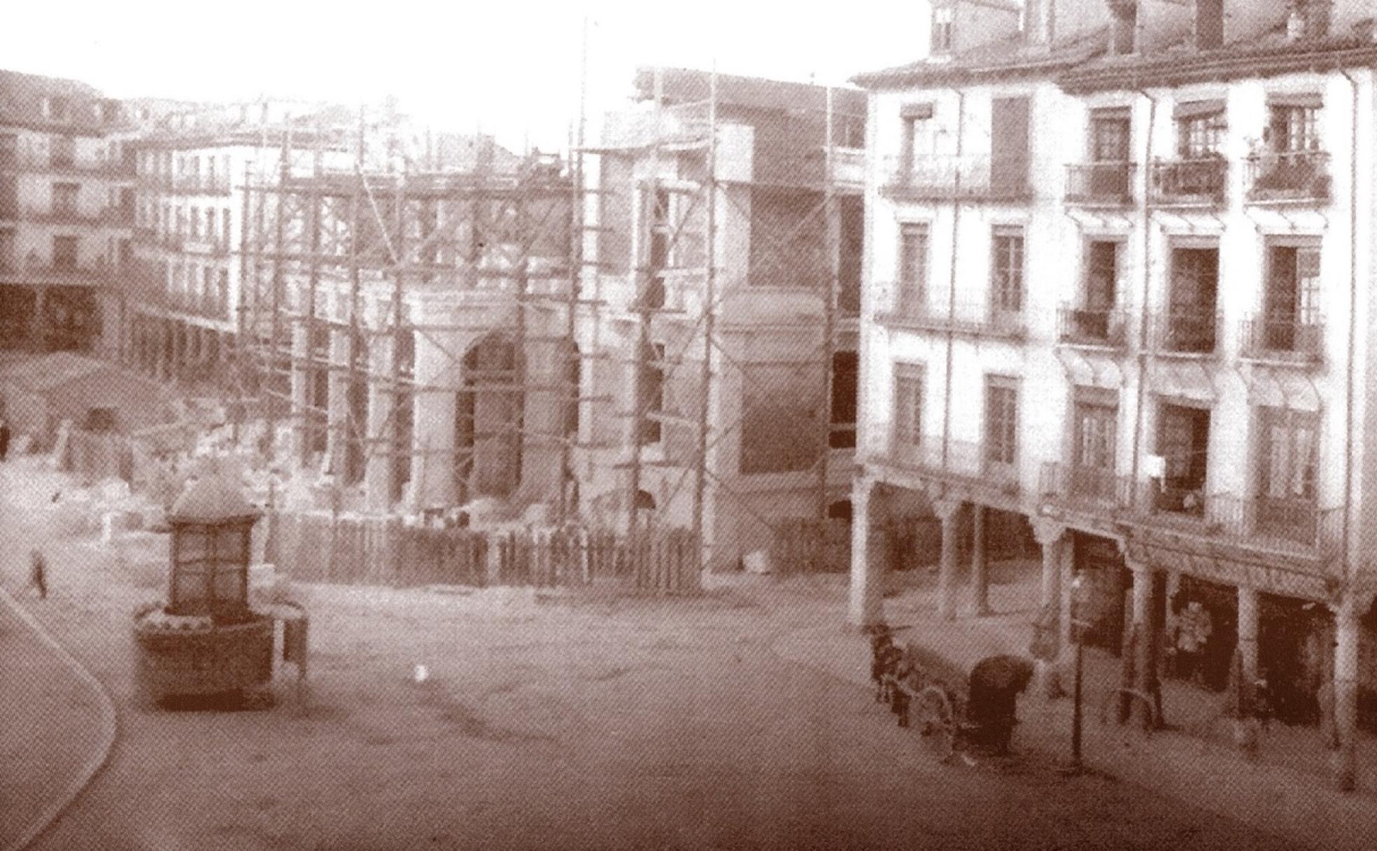 Obras de construcción del Ayuntamiento actual, escenario de duros altercados en febrero de 1903. 