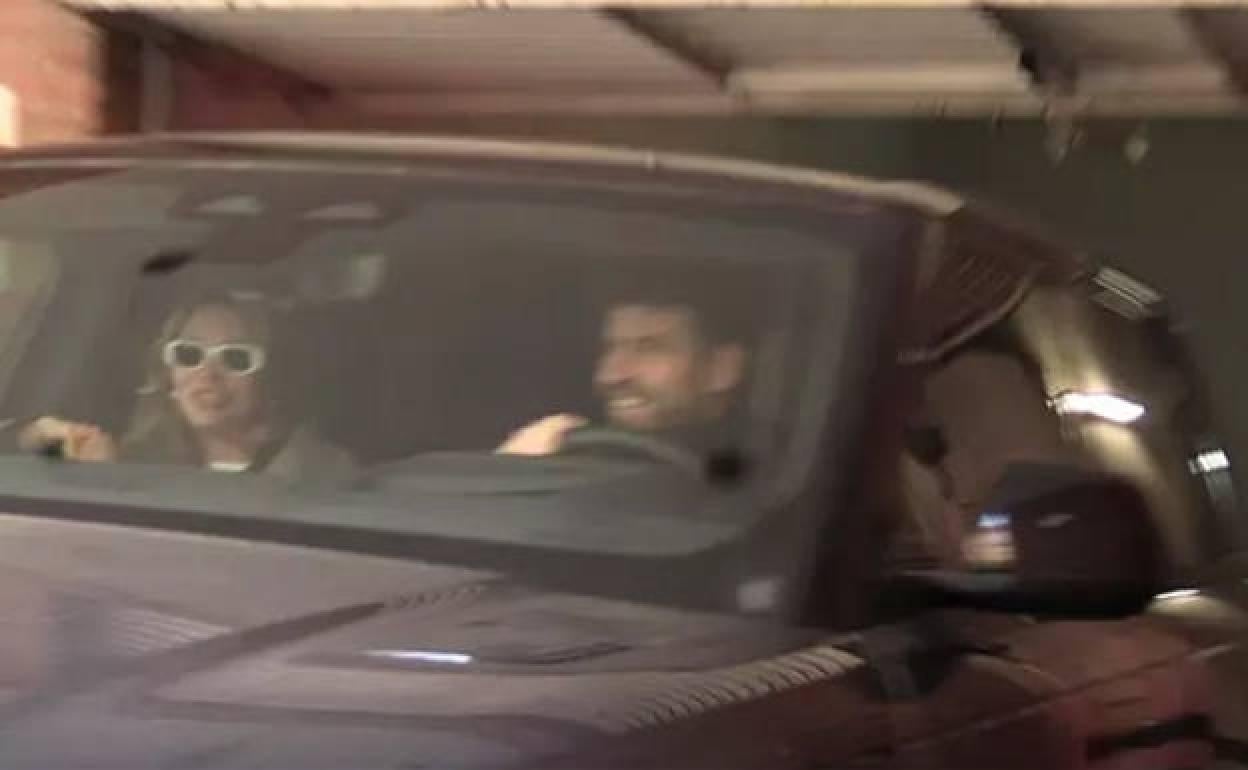 Gerard Piqué y Clara Chía saliendo de la casa del exfutbolista. 