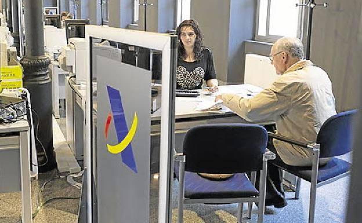 Ciudadano en una oficina de la Agencia Tributaria.