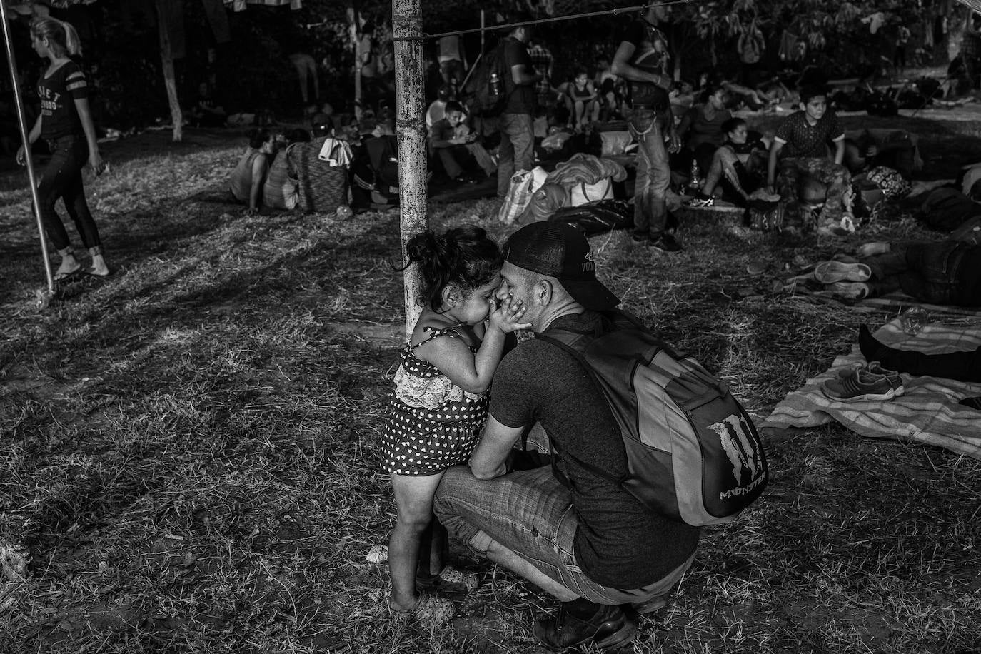 Ever besa a su hija un día antes de su intento de cruzar desde Guatemala hacia México por el río Suchiate. 
