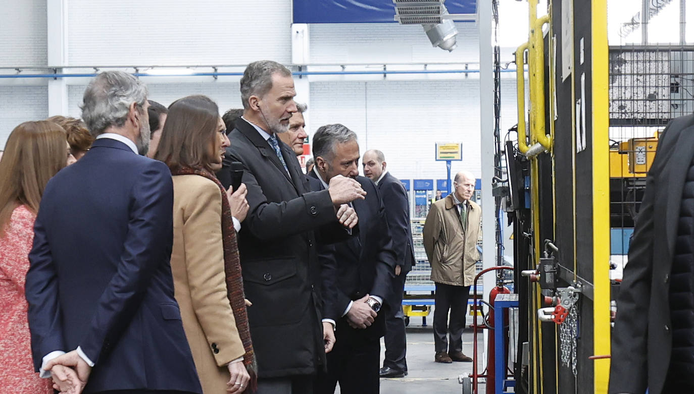 Fotos: El Rey Felipe VI conoce la innovadora planta de Gestamp en Palencia