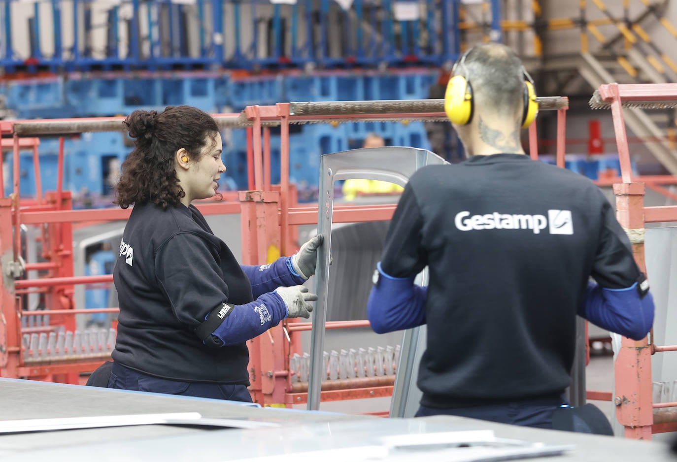 Fotos: El Rey Felipe VI conoce la innovadora planta de Gestamp en Palencia