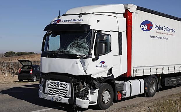 Estado en el que quedó el camión tras el impacto.