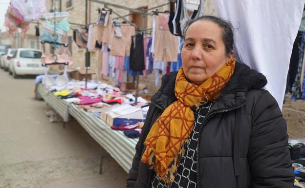 Adela Jiménez junto al puesto de lencería que instala una vez al mes en Peñaflor de Hornija 