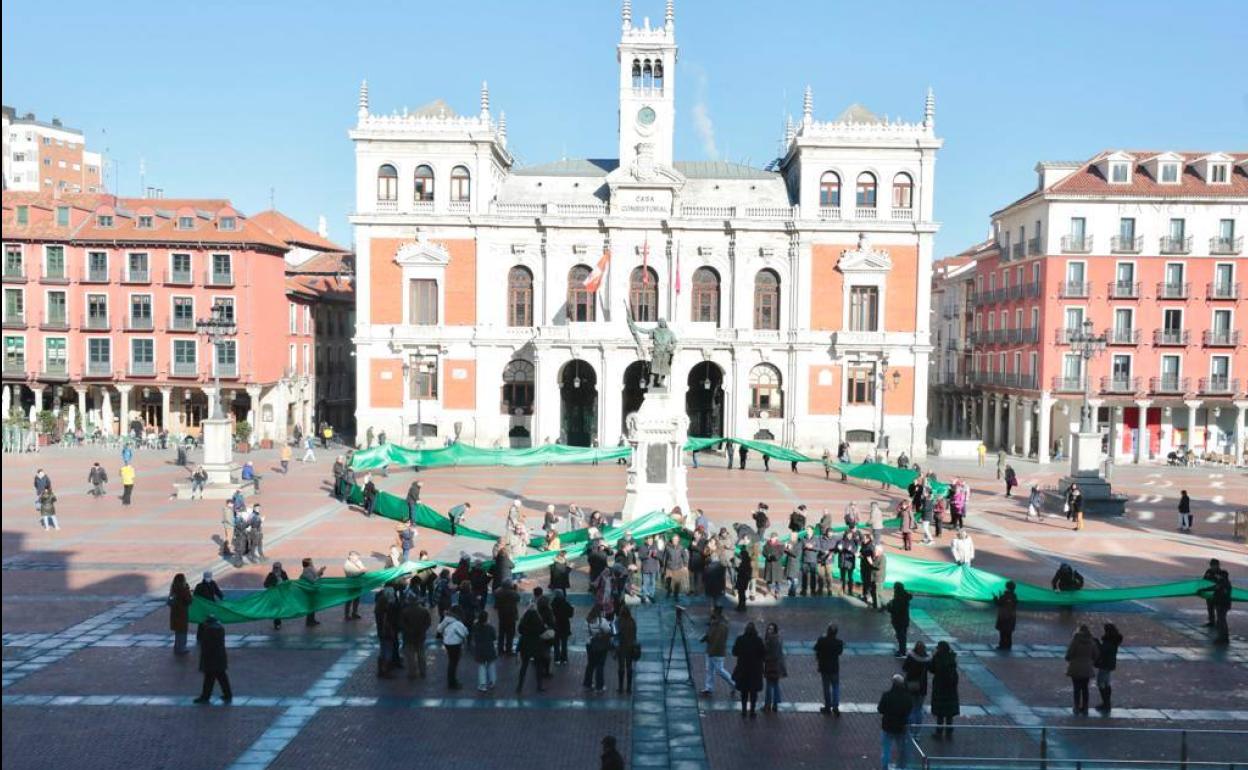 Lazo gigante contra el cáncer este viernes por la mañana en la Plaza Mayor de Valladolid.