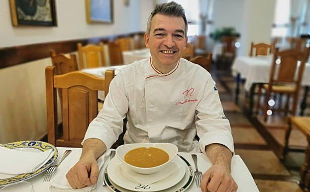 J. Manuel Armesto aprendió su receta de sopa de pescado de su madre y cada día gana adeptos 