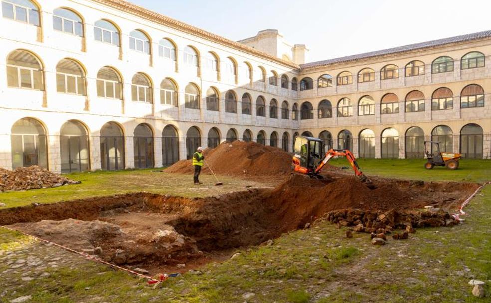 Catas en el patio donde se aprecia uno de los cubos (izquierda) del alcazarejo del siglo XII. 