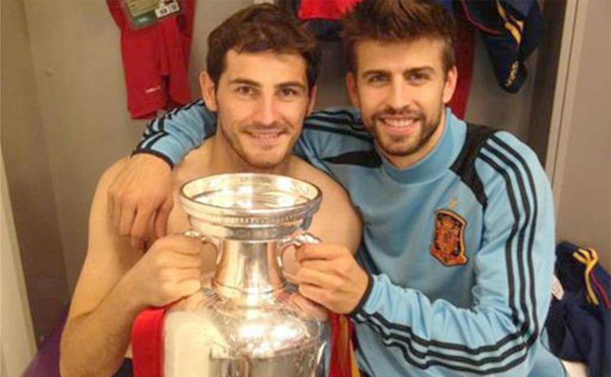 Iker Casillas (i) y Gerard Piqué, en su época de jugadores de la Selección Española. 