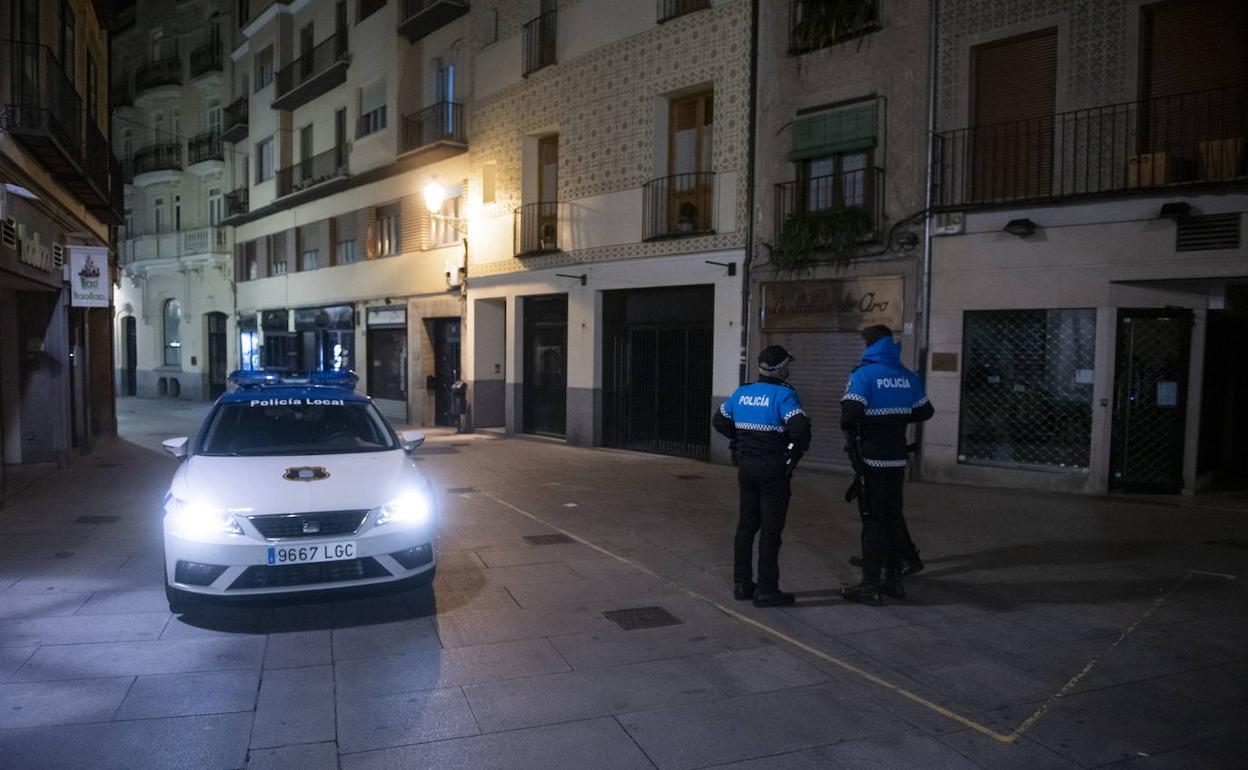 Patrulla de la Policía Local de Segovia, en la plaza del Corpus.