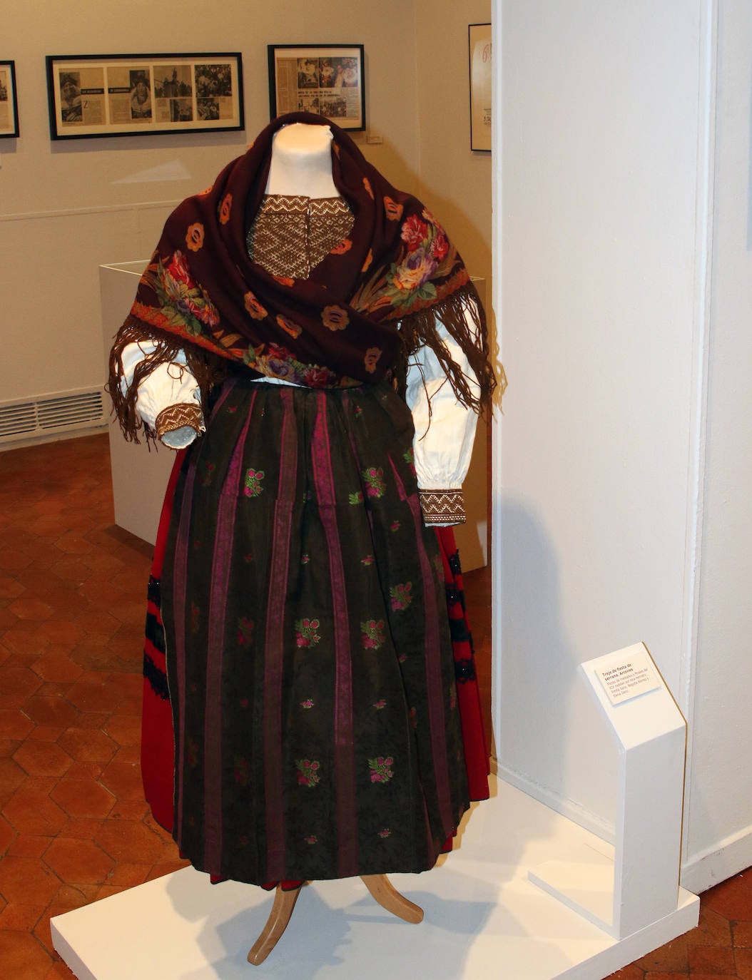 Exposición de trajes segovianos en el Torreón de Lozoya. 