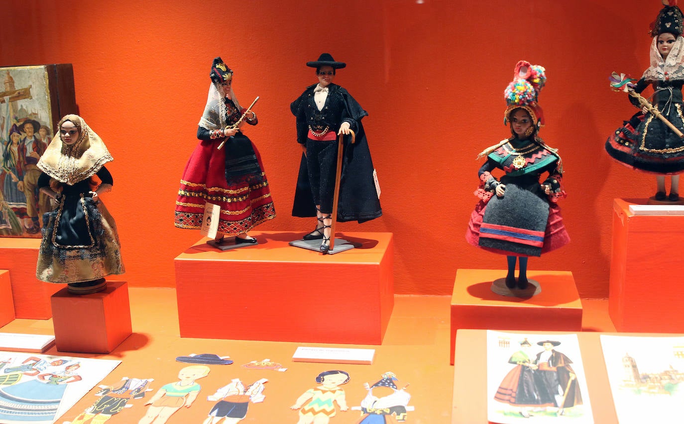 Exposición de trajes segovianos en el Torreón de Lozoya. 